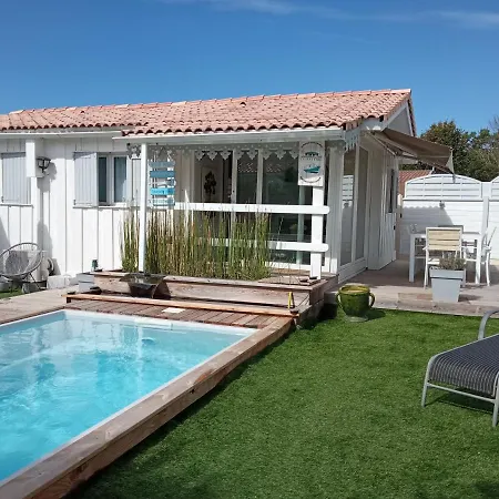 La Cabane Et Sa Cascade Hébergement de vacances *